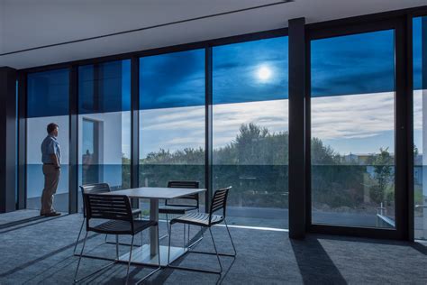  Electrochromic Glass: สัมผัสอนาคตของวัสดุการก่อสร้างที่ชาญฉลาดและยั่งยืน!